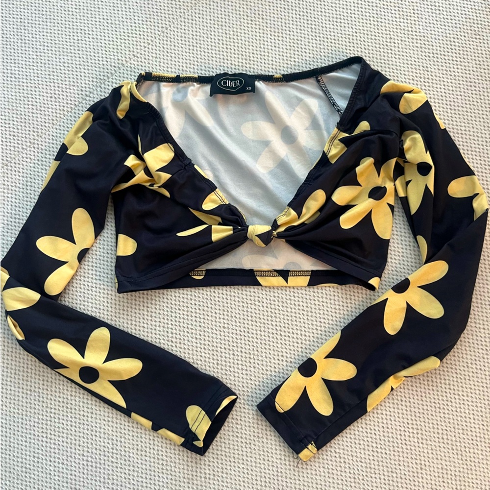 Cropped knot cider top, black and yellow. Size XS
